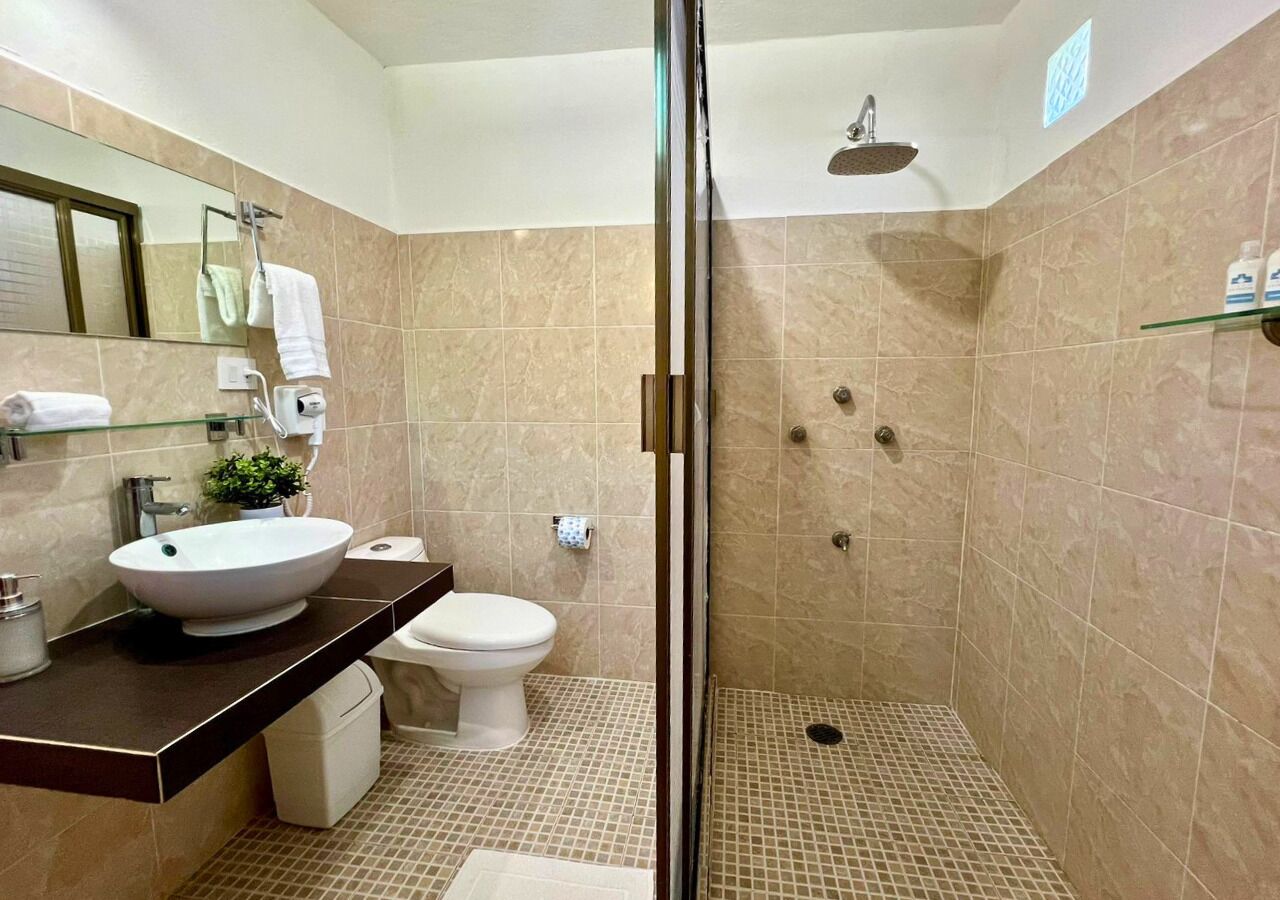 Kamar Desain, 1 Tempat Tidur King, kamar mandi pribadi, pemandangan halaman | Kamar mandi | Shower, pancuran hujan, pengering rambut, dan handuk