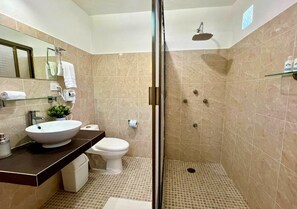Camera Design, 1 letto king, bagno privato, vista cortile | Bagno | Doccia, soffione a pioggia, asciugacapelli, asciugamani
