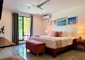 Design-Zimmer, 1 King-Bett, eigenes Bad, Blick auf den Innenhof | Hochwertige Bettwaren, Minibar, Zimmersafe, individuell dekoriert