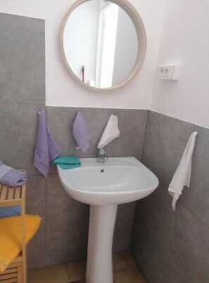 Douche, serviettes fournies, papier de toilette