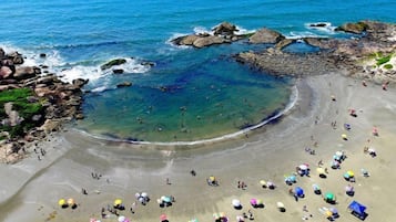 Di pantai dan 4 bar pantai