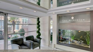 En entréhall med ett stort akvarium, en sittgrupp och en skylt med texten ”The Meridian”.