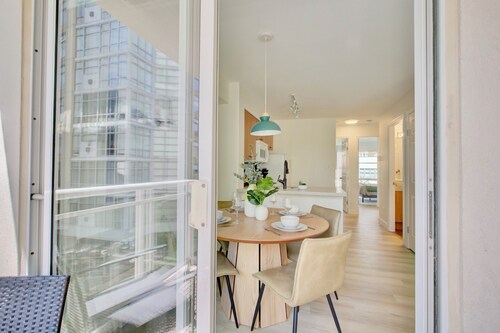 Modern 2-Bed, 2-Bath Urban Oasis in Downtown Vancouver