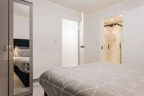 2 bedrooms, iron/ironing board, WiFi, bed sheets - Modern peaceful flat in town with parking (Bournemouth)