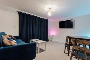 Smart TV - Modern peaceful flat in town with parking (Bournemouth)