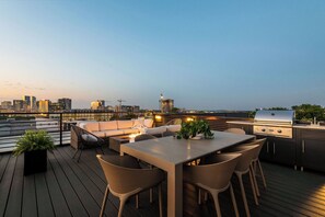 Outdoor dining - MUSIC HALL - Hot Tub, Karaoke Stage, Downtown Rooftop Views, Walk to Gulch! (Nashville)