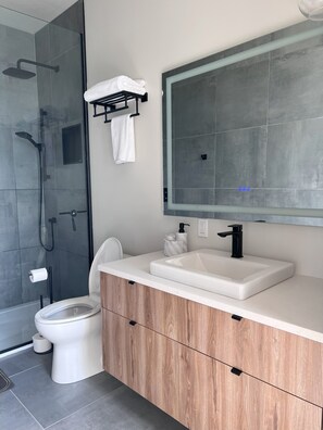 Dusj, hårføner, håndklær og toalettpapir