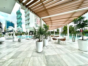 Outdoor pool - Wanders & Yoo (Panama City)