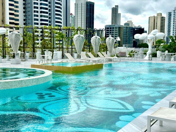 Outdoor pool - Wanders & Yoo (Panama City)