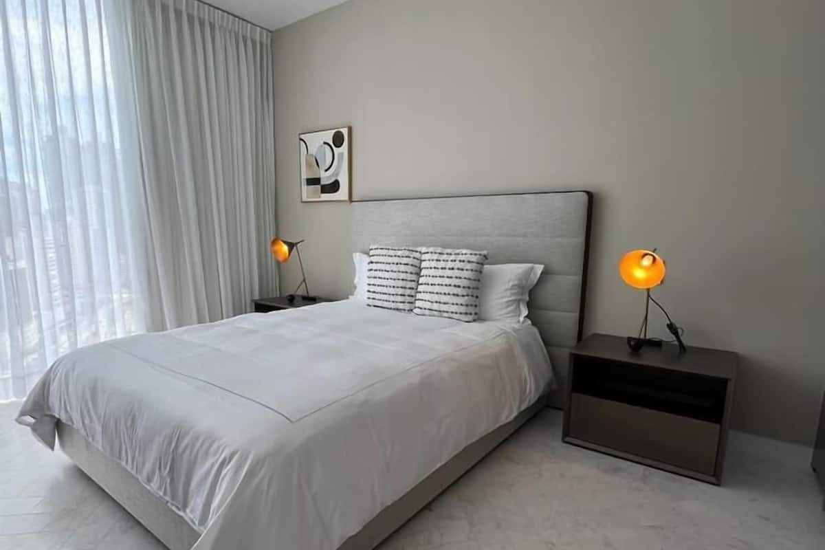 2 habitaciones, escritorio y espacio para trabajar con laptop