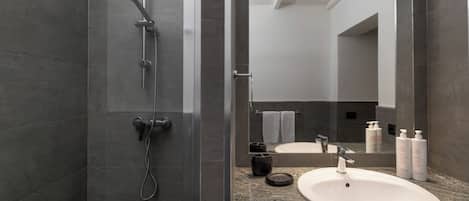Appartement | Salle de bain | Douche, articles de toilette gratuits, sĂšche-cheveux, bidet