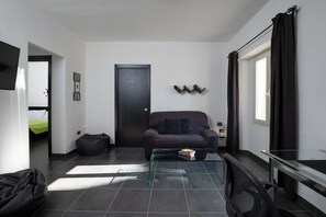 Apartment | Living area | 32-inch flat-screen TV with cable channels - Bonaventura's House by Wonderful Italy (Olbia)