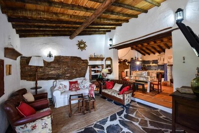 Typical house in Vila Viçosa. W/kitchen, living room, pool, games room, barbecue