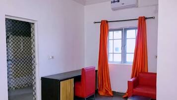 Superior Suite, Garden View | In-room dining