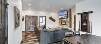 Pet Friendly Outdoor Enthusiast's Retreat. Walk to Lake Dillon!