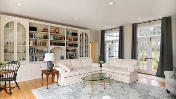 Studio Suite, 1 giường cỡ king, quang cảnh biển | Khu phòng khách | TV màn hình phẳng 42-inch có truyền hình kỹ thuật số