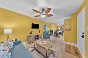 Lägenhet - flera sängar - balkong (Beachy Vibe) | Vardagsrum | 40-tums platt-tv med digitalkanaler