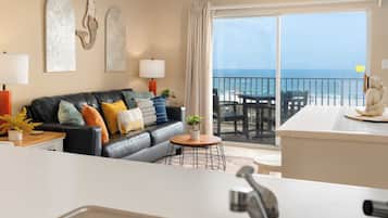 Apartment, Mehrere Betten, Balkon, Meerblick (Salty but Sweet at Tidewater) | Wohnbereich