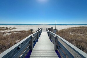 On the beach - Stylish Beachfront Retreat ~ Gulf Views ~ Pools! (Orange Beach)