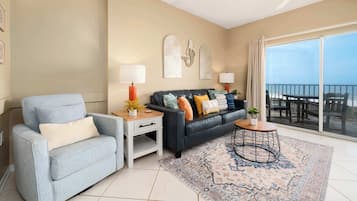 Apartment, Mehrere Betten, Balkon, Meerblick (Salty but Sweet at Tidewater) | Wohnbereich