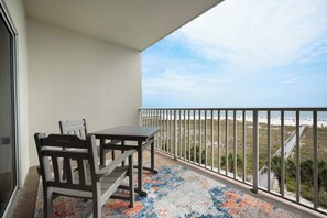 Leilighet, flere senger, balkong, havutsikt (Salty but Sweet at Tidewater) | Utendørsservering