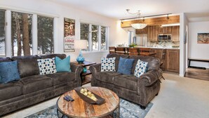 Apartment, 1 King-Bett und Schlafsofa, Balkon, Bergblick (Beaver Creek Townsend Getaway) | Wohnbereich | 42-Zoll-Flachbildfernseher mit Digitalempfang