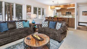 Leilighet, 1 kingsize-seng med sovesofa, balkong, fjellutsikt (Beaver Creek Townsend Getaway) | Oppholdsområde | En 42-tommers Flatskjerm-TV med digitale kanaler