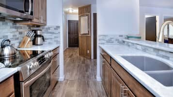 Condo, 1 King Bed with Sofa bed, Balcony, Mountain View (Beaver Creek Townsend Getaway) | Private kitchen | Coffee/tea maker