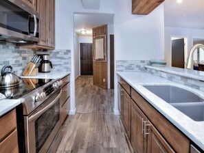 公寓客房, 1 張特大雙人床和 1 張沙發床, 陽台, 山景 (Beaver Creek Townsend Getaway) | 私人廚房 | 咖啡機/沖茶器