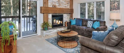 Apartment, 1 King-Bett und Schlafsofa, Balkon, Bergblick (Beaver Creek Townsend Getaway) | Wohnbereich | 42-Zoll-Flachbildfernseher mit Digitalempfang, Kamin
