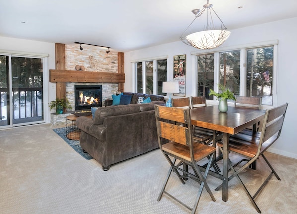 Condo, 1 très grand lit et 1 canapé-lit, balcon, vue sur la montagne (Beaver Creek Townsend Getaway) | Intérieur