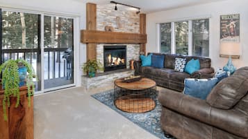 Leilighet, 1 kingsize-seng med sovesofa, balkong, fjellutsikt (Beaver Creek Townsend Getaway) | Oppholdsområde | En 42-tommers Flatskjerm-TV med digitale kanaler