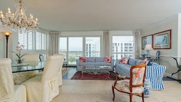 Appartamento, letti multipli, balcone, vista oceano (Elegant Escape at Shoreline Towers) | Area soggiorno | TV a schermo piatto 42 pollici con canali digitali