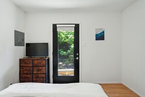 Nhà, nhiều giường, bếp, quang cảnh vườn (South Lamar Serenity) | 4 phòng ngủ, trang trí khác biệt 