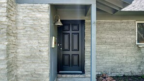 Exterior detail - Quiet 4 Bedroom Home Located off Sola (Austin)
