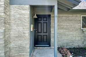 Exterior detail - Quiet 4 Bedroom Home Located off Sola (Austin)