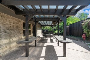 Outdoor dining - Quiet 4 Bedroom Home Located off Sola (Austin)