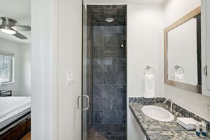 Hus - flere senge - køkken - udsigt til have (South Lamar Serenity) | Badeværelse | Designertoiletartikler, håndklæder, Toiletpapir