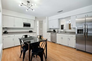 Casa, varias camas, cocina, vistas al jardín (South Lamar Serenity) | Cocina privada | Cafetera o tetera