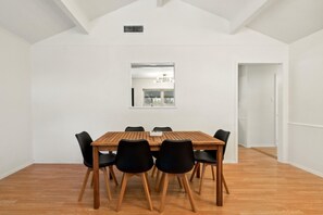 Nhà, nhiều giường, bếp, quang cảnh vườn (South Lamar Serenity) | Khu ăn uống