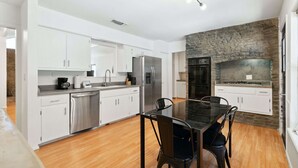 House, Multiple Beds, Kitchen, Garden View (South Lamar Serenity) | Private kitchen - Quiet 4 Bedroom Home Located off Sola (Austin)