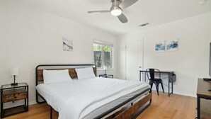 4 bedrooms, free WiFi, individually decorated, individually furnished - Quiet 4 Bedroom Home Located off Sola (Austin)
