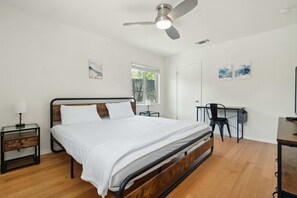 4 bedrooms, individually decorated, individually furnished, free WiFi - Quiet 4 Bedroom Home Located off Sola (Austin)