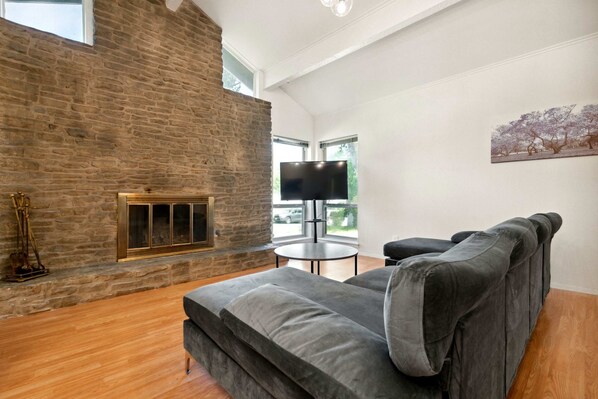 House, Multiple Beds, Kitchen, Garden View (South Lamar Serenity) | Living area - Quiet 4 Bedroom Home Located off Sola (Austin)