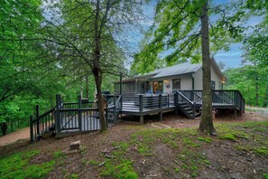Exterior - 2 Bedroom Home in Ellijay! Private Hot Tub and Sunset Views (Ellijay)