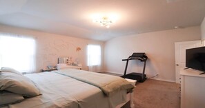 Hus - flera sÀngar - uteplats - utsikt mot trÀdgÄrden (Kingsley Oasis) | 3 sovrum, individuell inredning, unika möbler och skrivbord