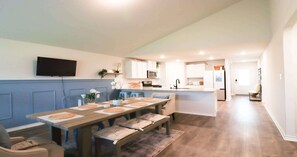 Hus - flera sÀngar - uteplats - utsikt mot trÀdgÄrden (Kingsley Oasis) | Restauranger