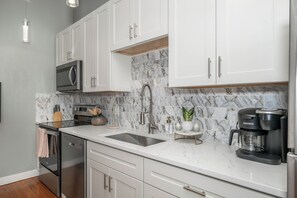 Apartamento, 1 cama de matrimonio grande, cocina | Cocina privada | Cafetera o tetera