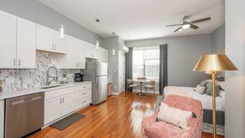 Apartment, 1 King Bed, Kitchen | Private kitchen | Coffee/tea maker