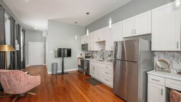 Apartment, 1 King Bed, Kitchen | Private kitchen | Coffee/tea maker